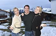 Nina Meise mit Schwester Julia Meise und Benjamin Bieneck (Pro 7 Promi-Experte) (©Foto: ©Fotos: Copyright: Brauer Photos/Goran Nitschke)